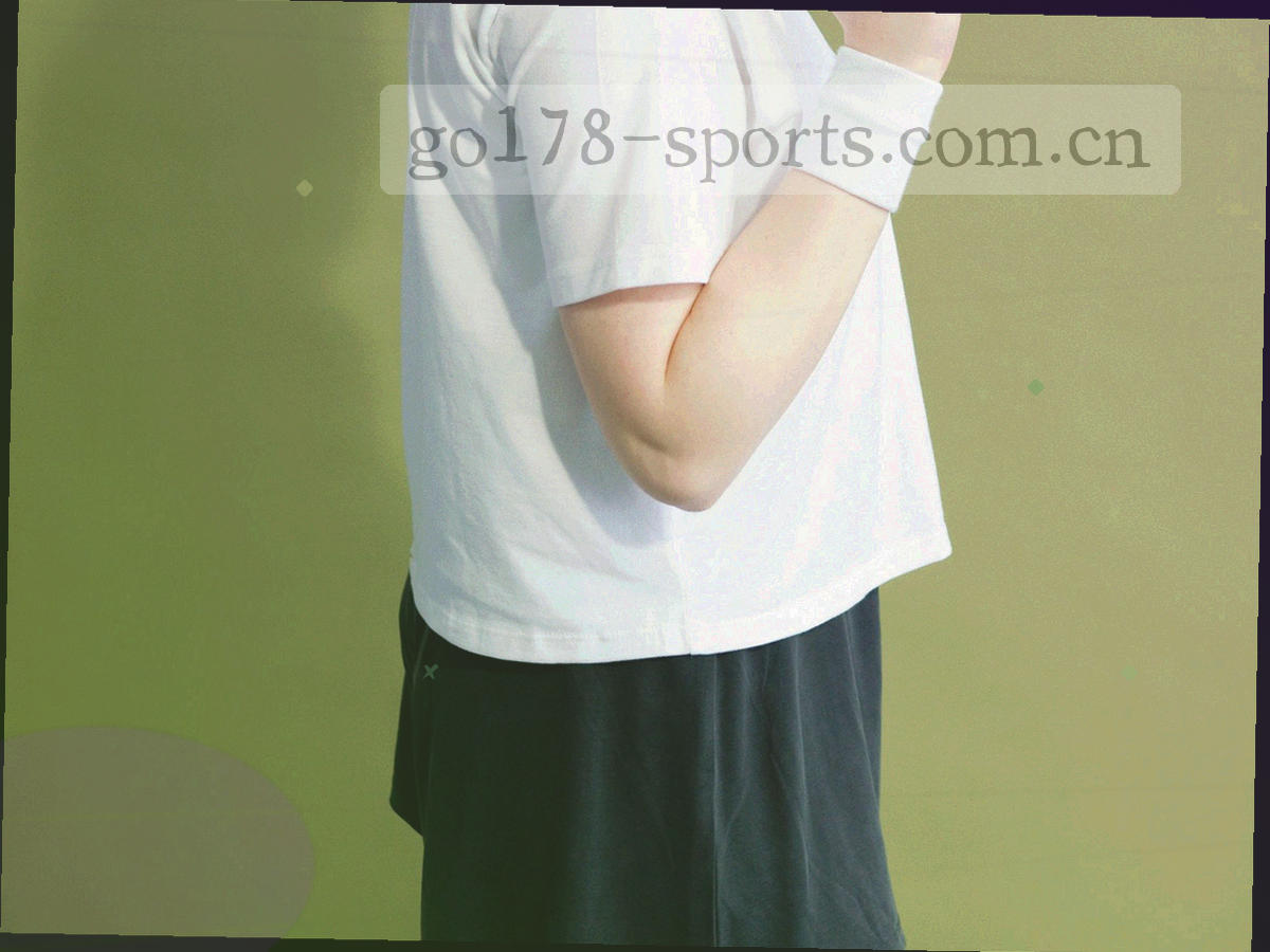 暖光台灯下的桌面，摊开的战术板手绘线、笔记本电脑与打印出来的球队名单并排放着